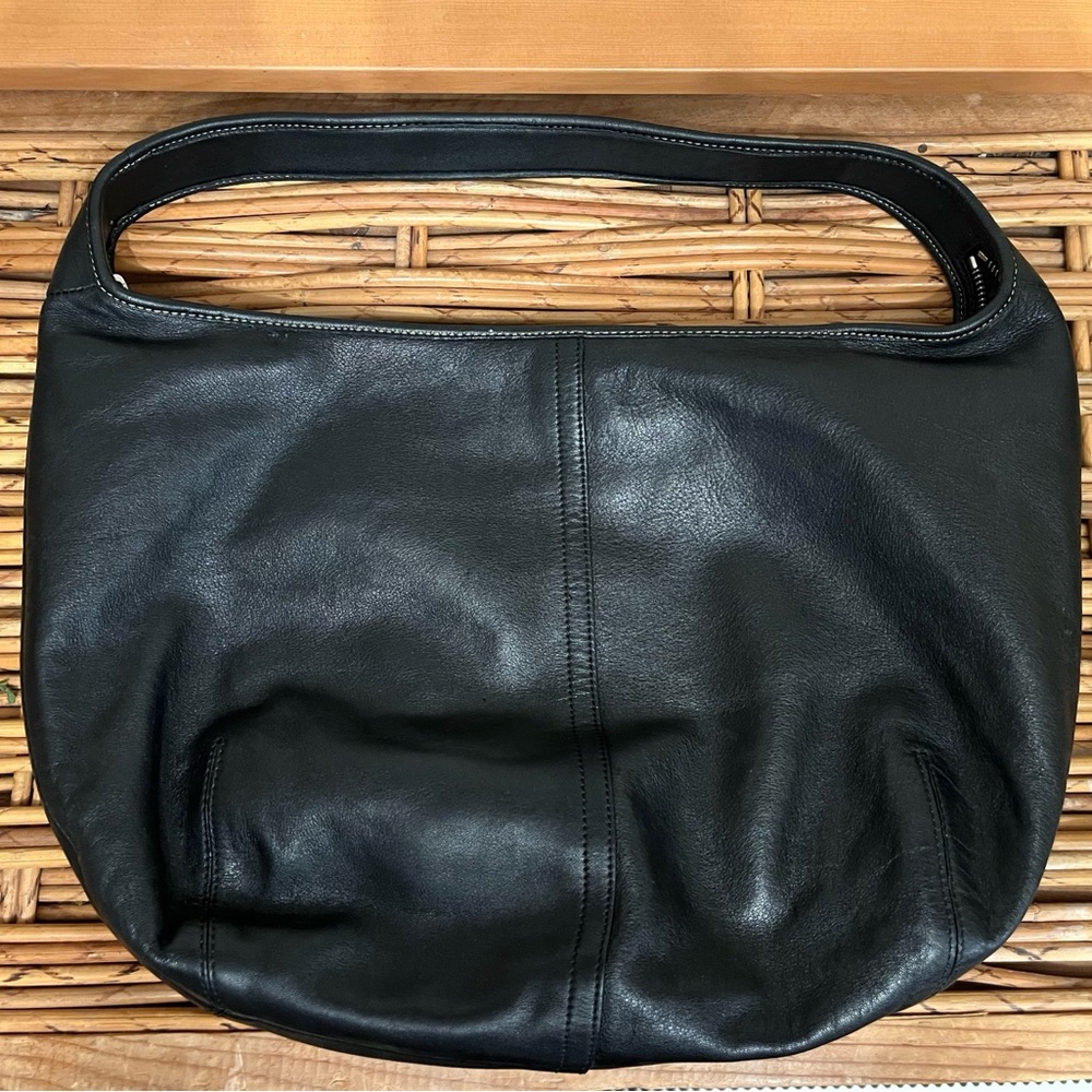 Black crescent shaped Coach bag. Vintage EUC H3K-9221